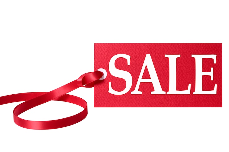 Photo gratuit prix ​​de vente tag avec un ruban rouge