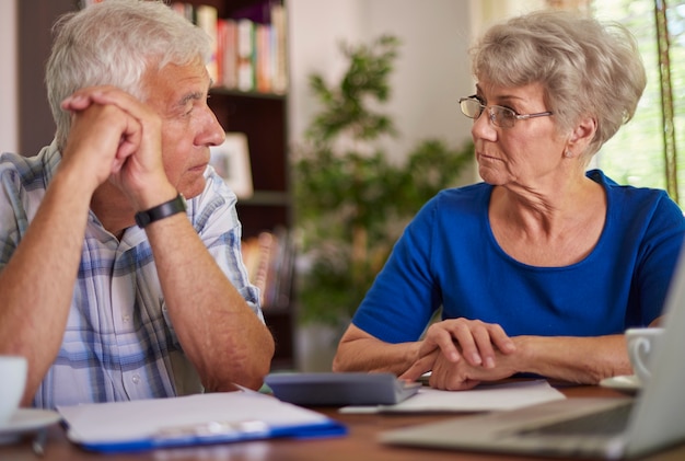 Problèmes financiers du couple de personnes âgées