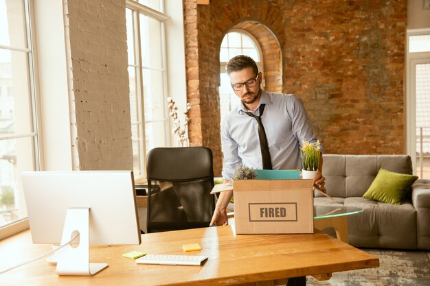 Problèmes de travail, stress, chômage, nouveau mode de vie ou fin de carrière.