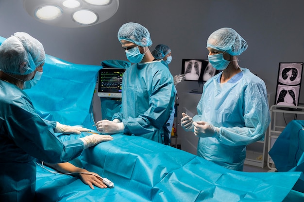 Photo gratuite procédure chirurgicale faite par un médecin dans un équipement spécial