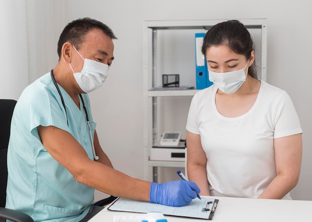 Photo gratuite procédure d'échantillonnage de coronavirus