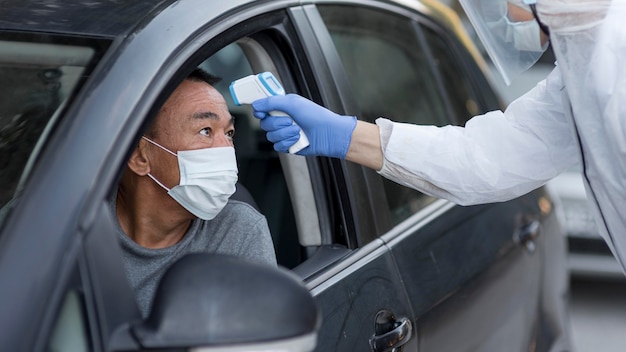 Photo gratuite procédure d'échantillonnage de coronavirus