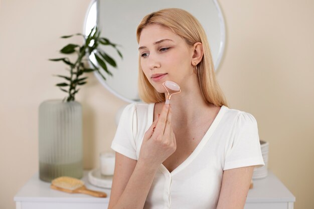 Procédure de visage de gua sha en cours pour femme