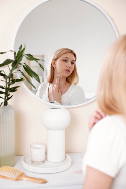 Procédure de visage de gua sha en cours pour femme