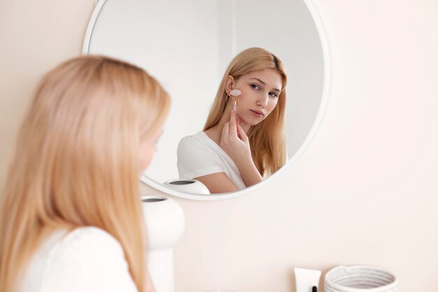 Procédure de visage de gua sha en cours pour femme