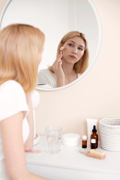 Procédure de visage de gua sha en cours pour femme