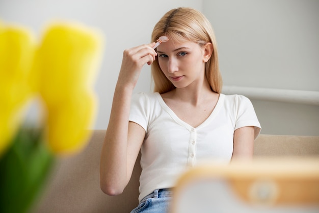 Procédure de visage de gua sha en cours pour femme