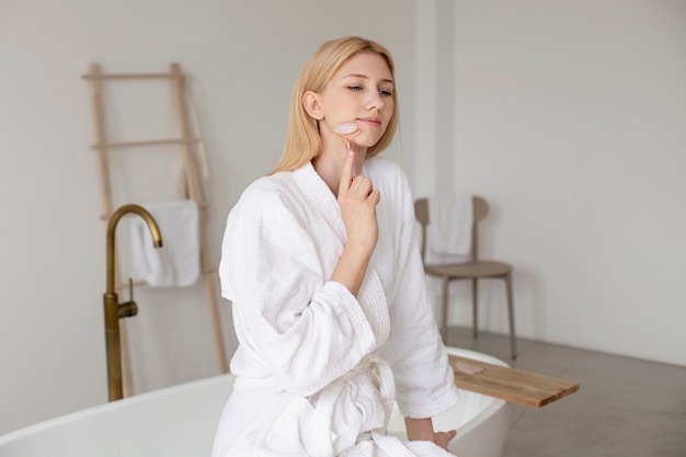 Photo gratuite procédure de visage de gua sha en cours pour femme