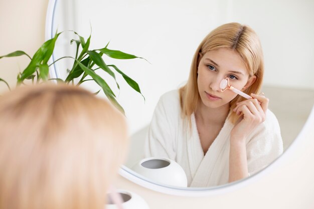 Procédure de visage de gua sha en cours pour femme