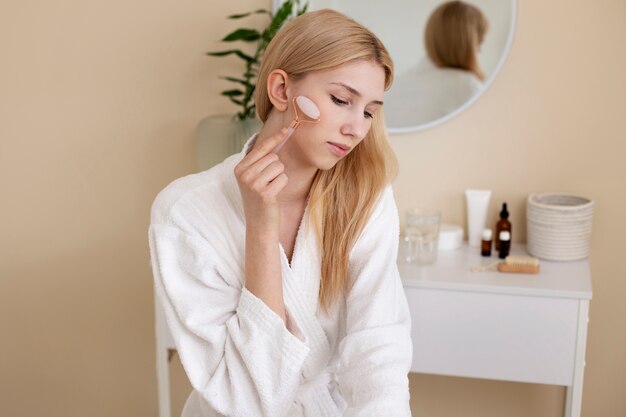 Procédure de visage de gua sha en cours pour femme