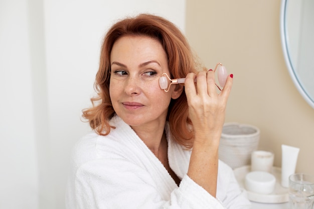 Procédure de visage de gua sha en cours pour femme