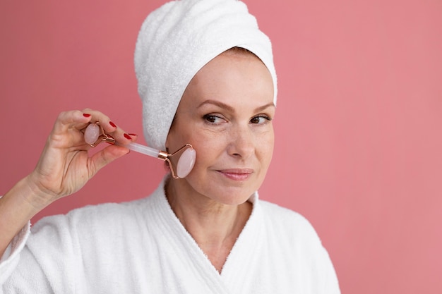 Procédure de visage de gua sha en cours pour femme