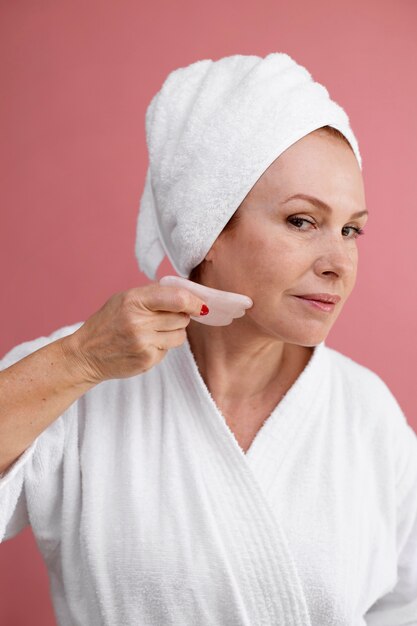 Photo gratuite procédure de visage de gua sha en cours pour femme