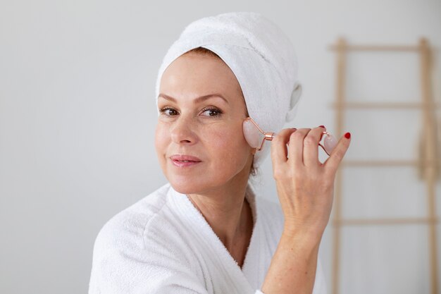 Procédure de visage de gua sha en cours pour femme