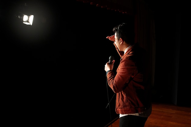 Photo gratuite le processus de création d'une comédie stand up