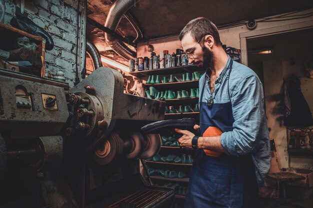 Processus de création d'une nouvelle paire de chaussures par un cordonnier expérimenté dans son atelier.