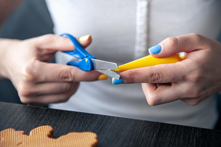 Photo gratuit le processus de fabrication d'un décor et d'un design en pain d'épice faits à la main