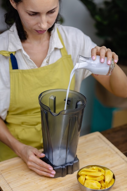 Photo gratuite processus de fabrication du pudding de chia. désert sain avec du lait d'amande, du jacquier et des graines de chia.