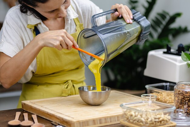 Processus de fabrication du pudding de chia. Désert sain avec du lait d'amande, du jacquier et des graines de chia.