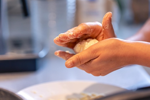 Photo gratuite le processus de fabrication des gâteaux au fromage cottage fritter