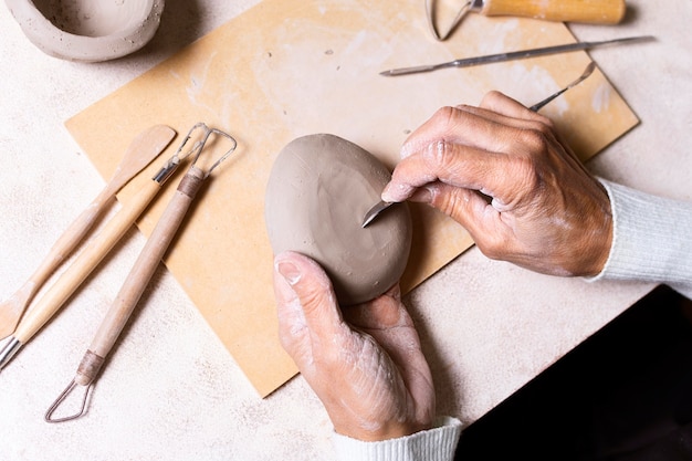 Photo gratuite processus de poterie vue de dessus