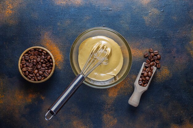 Processus de préparation café dalgona crémeux moelleux à la mode.