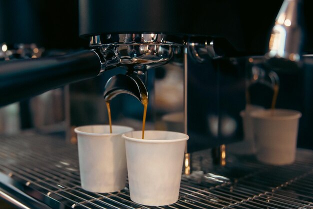 Le processus de préparation de l'espresso dans une machine à café professionnelle en gros plan