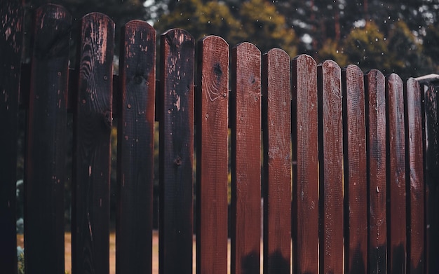 Processus de rénovation de clôture de jardin sans personne sur la photo.