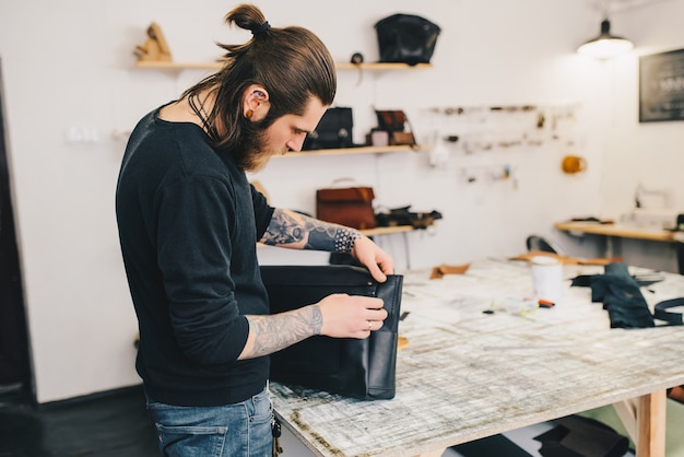 Processus de travail du sac en cuir dans l&#39;atelier de cuir.