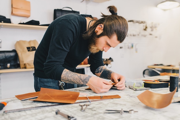 Processus De Travail Du Sac En Cuir Dans L'atelier De Cuir.