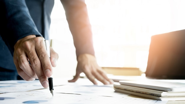 Photo gratuite processus de travail en équipe. les jeunes chefs d'entreprise travaillent avec un nouveau projet de démarrage. labtop sur la table en bois, clavier de saisie, message textuel, analyse les plans graphiques.