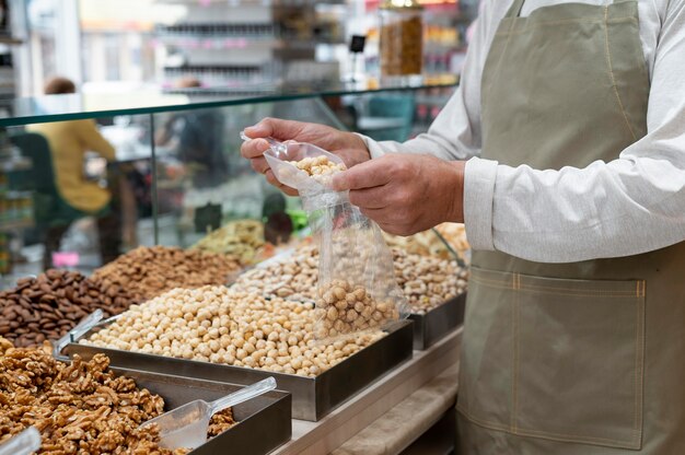 Producteur dans sa boutique avec différents goodies