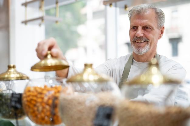 Producteur masculin dans sa boutique avec différents goodies