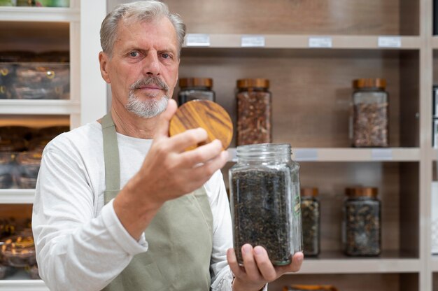 Producteur masculin dans sa boutique avec différents goodies