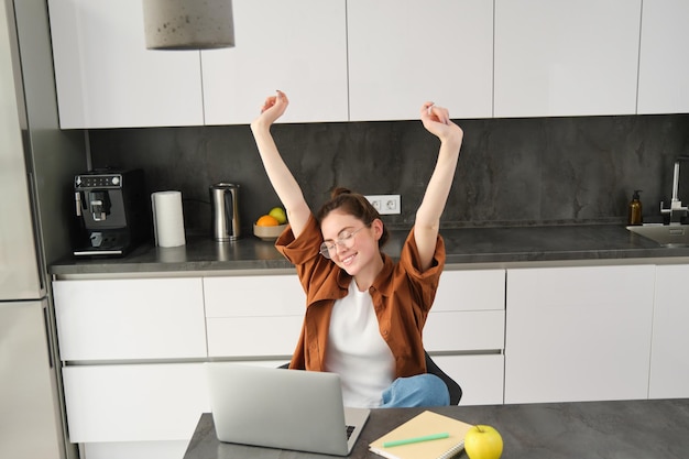 Photo gratuite productivité et concept de style de vie belle jeune femme termine de travailler tendant les mains avec