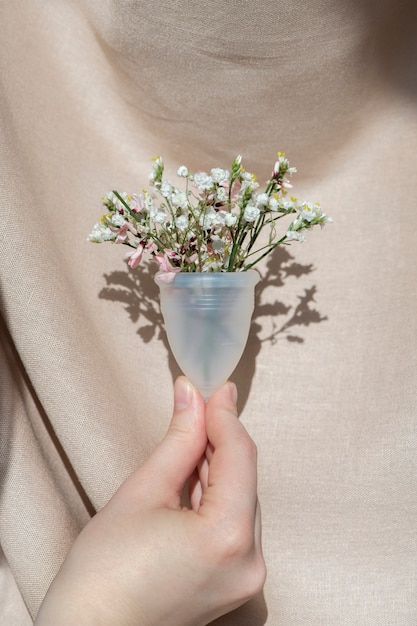 Produit de coupe menstruelle réutilisable avec des fleurs