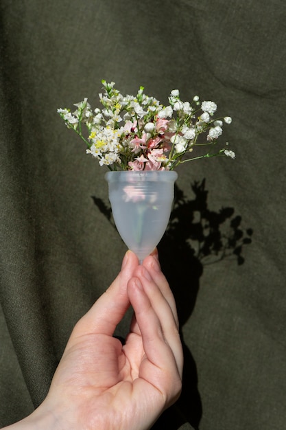 Photo gratuite produit de coupe menstruelle réutilisable avec des fleurs