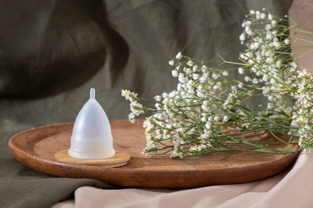 Produit de coupe menstruelle réutilisable avec des fleurs