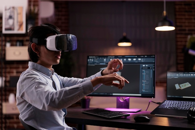 Photo gratuite produit de machine d'ingénierie de technicien de l'industrie, travaillant avec des lunettes vr et un logiciel de cao sur moniteur. développement d'un composant de moteur avec des lunettes de réalité virtuelle pour la fabrication industrielle.