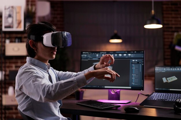 Produit de machine d'ingénierie de technicien de l'industrie, travaillant avec des lunettes vr et un logiciel de CAO sur moniteur. Développement d'un composant de moteur avec des lunettes de réalité virtuelle pour la fabrication industrielle.