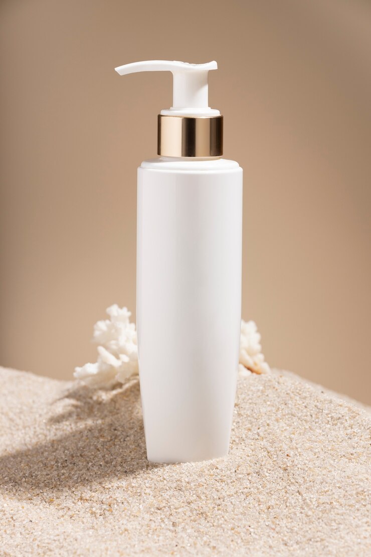 Photo gratuit produit de soin de la peau de plage nature morte