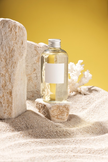 Produit de soin de plage nature morte