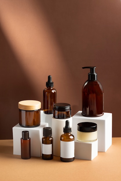 Photo gratuite produits de beauté masculins cosmétiques avec présentoir