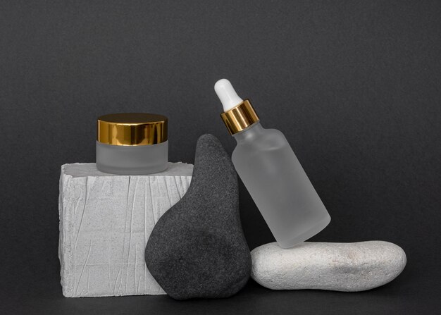 Produits de beauté modernes dans les récipients