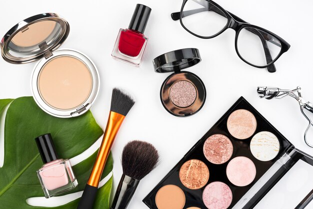 Produits de beauté en pose à plat