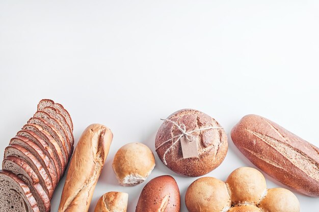 Produits de boulangerie sur tableau blanc.