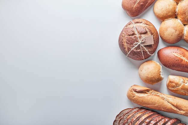 Produits de boulangerie sur tableau blanc.