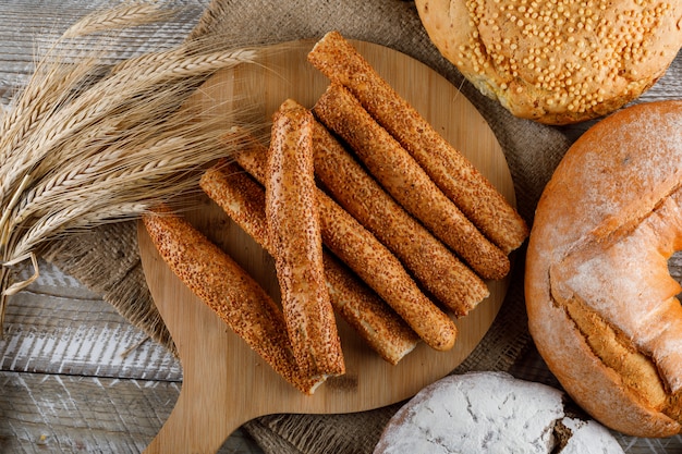 Produits de boulangerie avec vue de dessus d'orge sur une planche à découper et surface en bois