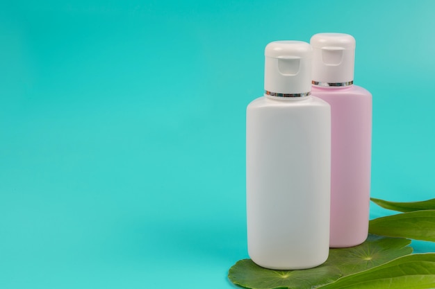 Produits cosmétiques pour femmes placés sur un bleu.