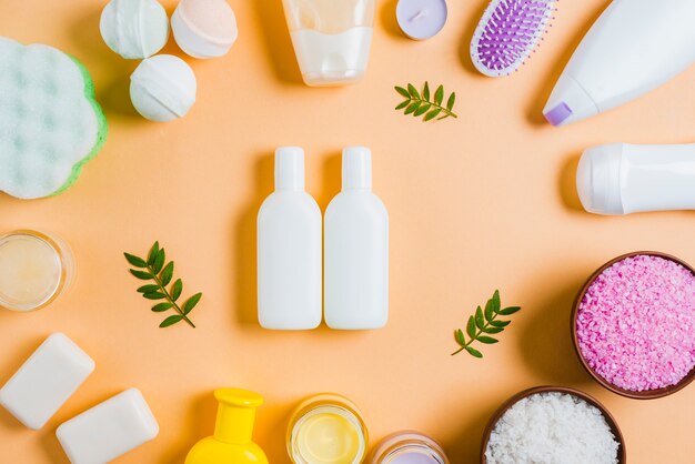 Produits cosmétiques spa sur fond coloré